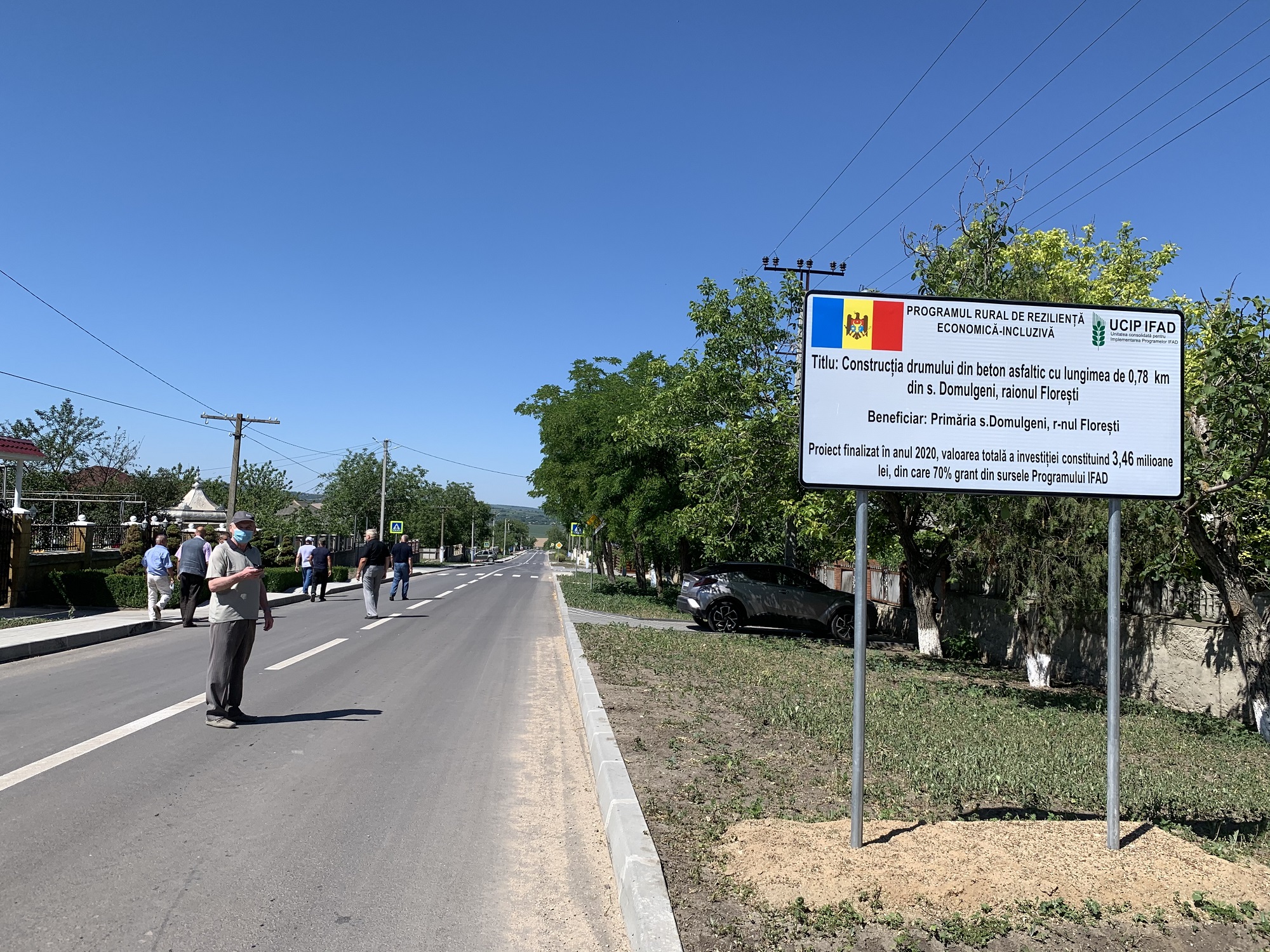 Succes prin colaborare: Primăria din Domulgeni şi câţiva agenţi economici au reparat drumul din sat, cu suportul UCIP IFAD