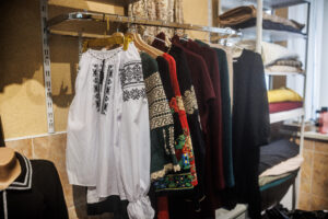 Elena Goro, croitoreasa din Costești a fost susținută de IFAD pentru a investi în mașini de cusut moderne